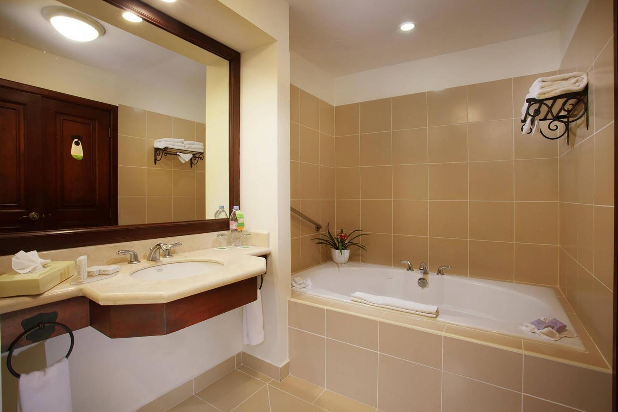 Courtyard By Marriott Santo Domingo Hotell Exteriör bild